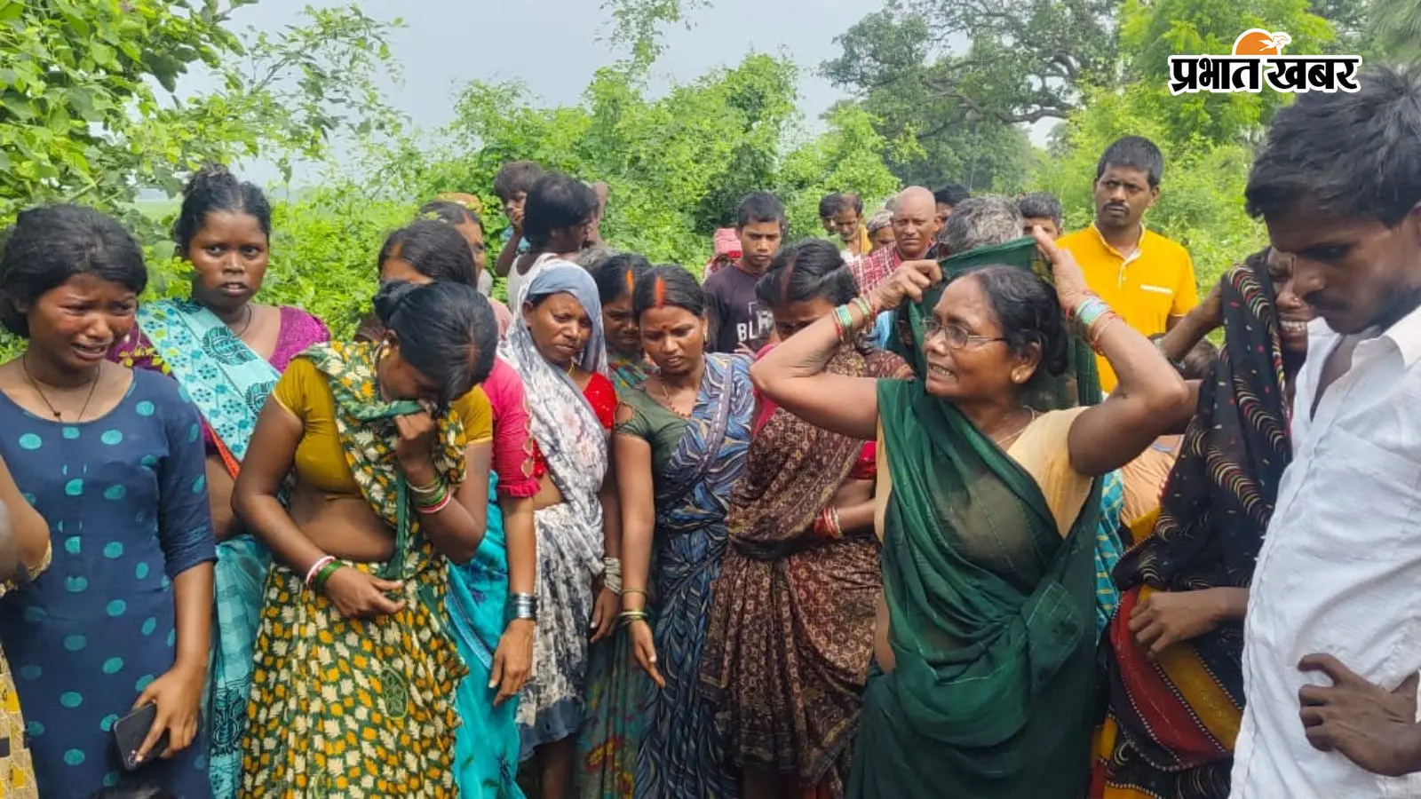 पटना के दुल्हिन बाजार में घर से लापता युवक का अलगे दिन पेड़ से लटकता मिला शव