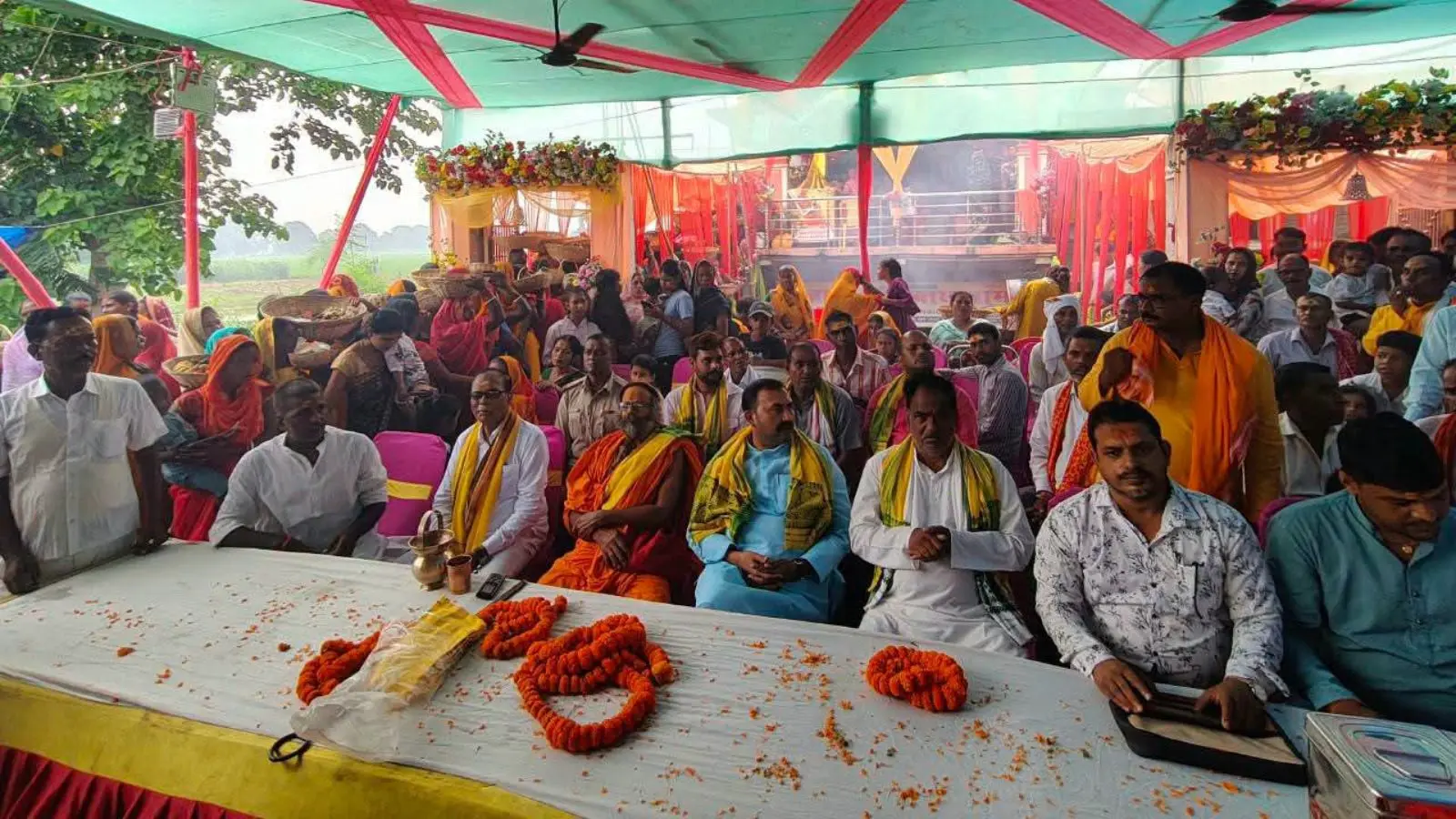 सासाराम के बनकेरवा बांध पर बाबा गणिनाथ गोविंद जी महाराज के पूजनोत्सव में उमड़ी श्रद्धालुओं की भीड़, विधायक ने की पूजा