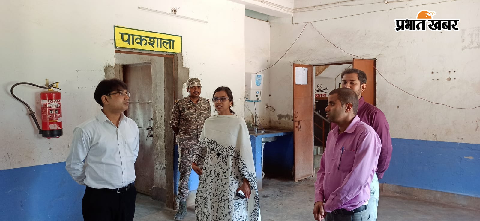  फोटो   बच्चों की स्वास्थ्य जांच करते स्वास्थ्यकर्मी व विद्यालय का निरीक्षण करते डालसा सचिव | Prabhat Khabar Network