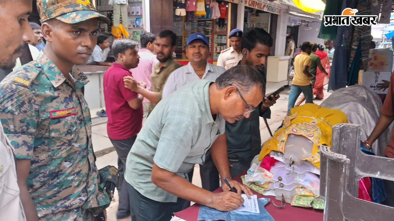 अतिक्रमणकारियों से जुर्माना वसूलने के कारण सदर बाजार में मचा हड़कंप