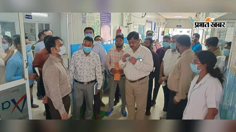 मरीजों की शिकायत सुनने अस्पताल पहुंचे डीसी, दवाओं की कमी पर डॉक्टरों को दिया बड़ा निर्देश