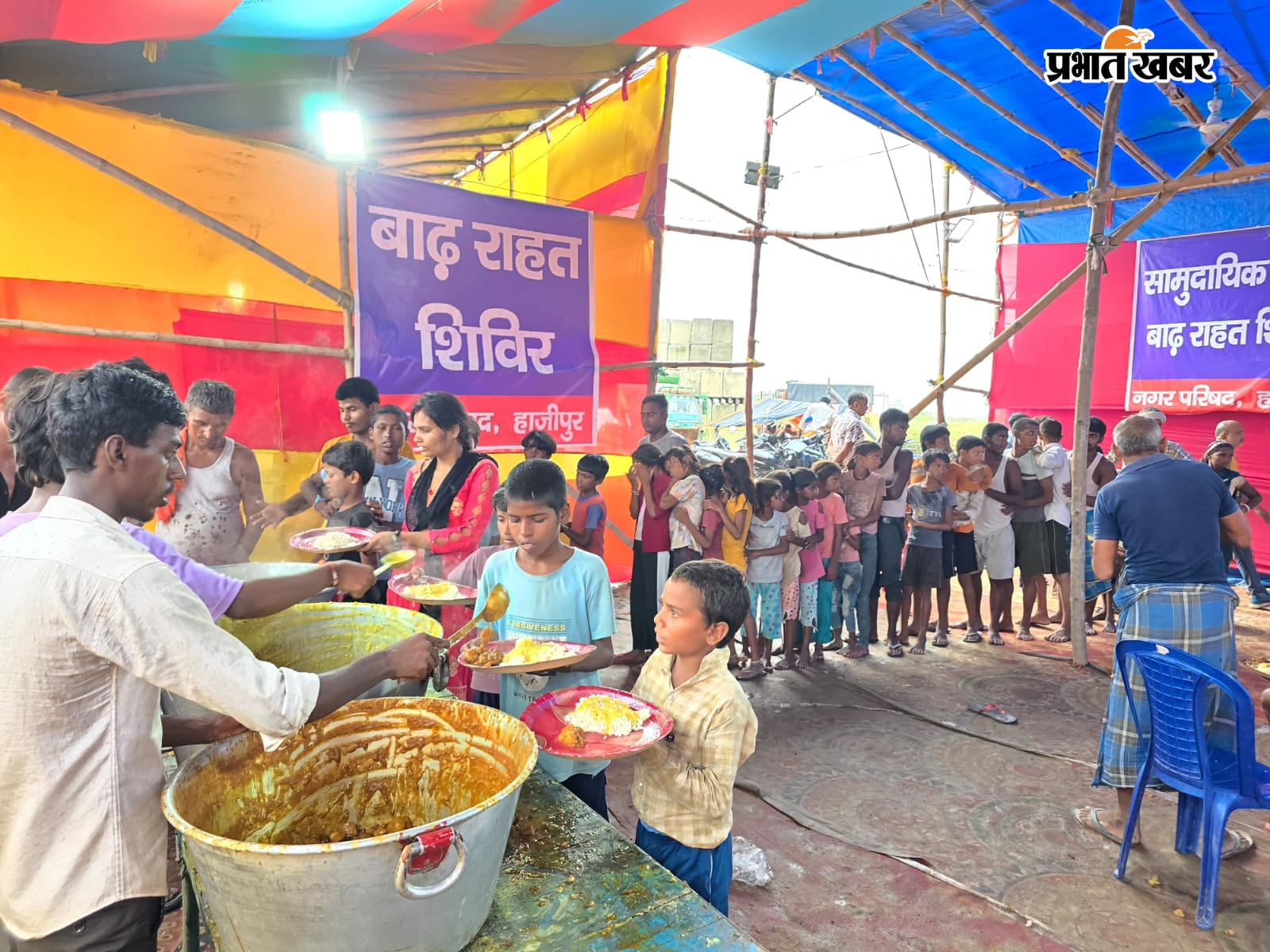 फोटो -53- सामुदायिक किचन में खाना खाते बाढ़पीड़ित | Prabhat Khabar Network