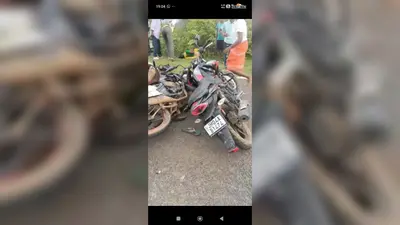 घुमावदार मोड़ पर दो बाइकों की भीषण टक्कर, महिला समेत चार गंभीर