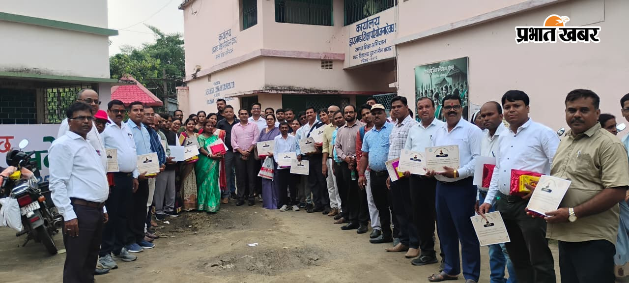 सम्मानित होने वाले सभी प्रधानाध्यापक व वार्डन.  | Prabhat Khabar Network