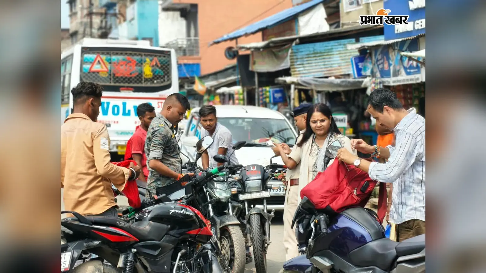 बिना हेलमेट के बाइक चला रहे चालकों को लगाया गया जुर्माना