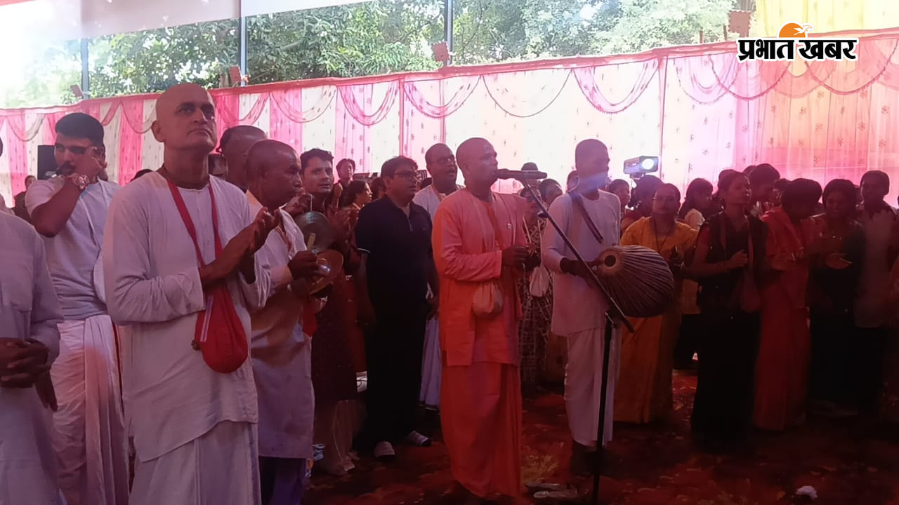 इस्कॉन मंदिर में उमड़ी भीड़, कीर्तन करते | Prabhat Khabar Network