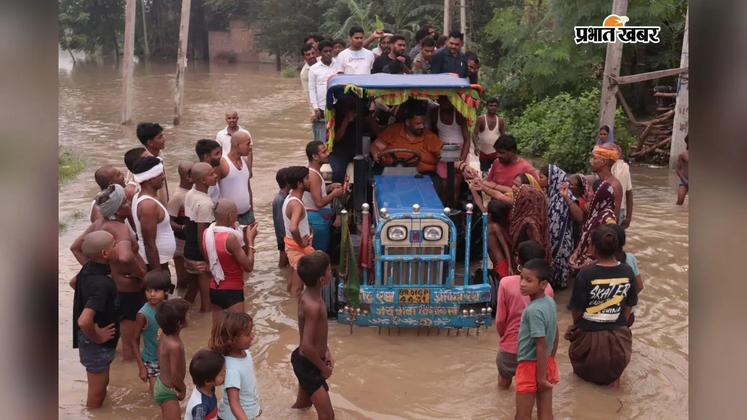 ट्रैक्टर पर सवार होकर बाढ़ प्रभावित क्षेत्र पहुंचे पप्पू यादव, पीड़ितों को आर्थिक मदद दी