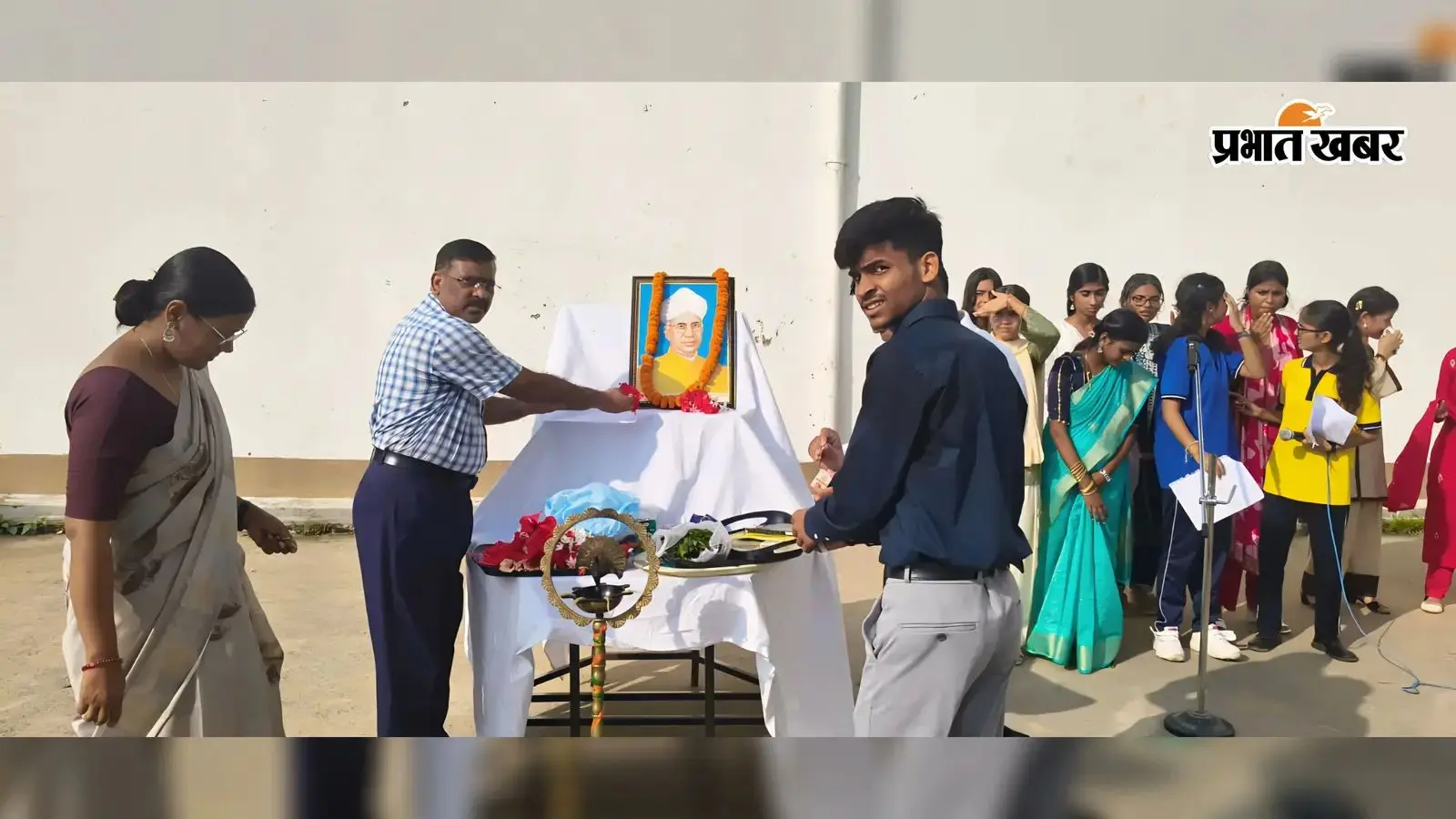 सासाराम में शिक्षक दिवस पर पीएम श्री केंद्रीय विद्यालय के प्रधानाध्यापक बोले- बड़ा बनने से पहले अच्छा इंसान बनना जरूरी
