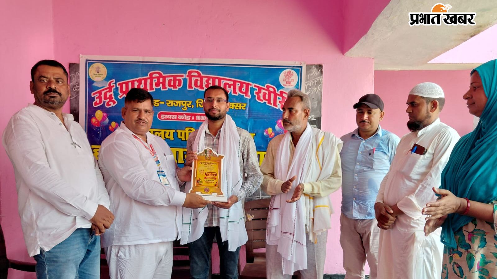 बेस्ट शिक्षक को सम्मानित करते प्रधानाध्यापक | Prabhat Khabar Network