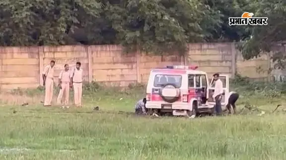 पेट्रोलिंग पर निकली पुलिस वैन कीचड़ में फंसी, एक घंटे तक निकालने का होता रहा प्रयास
