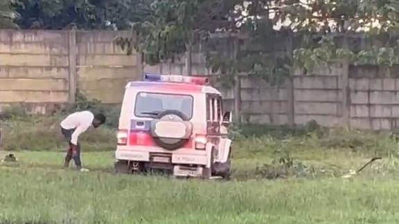 कीचड़ में फंसी पुलिस वैन.