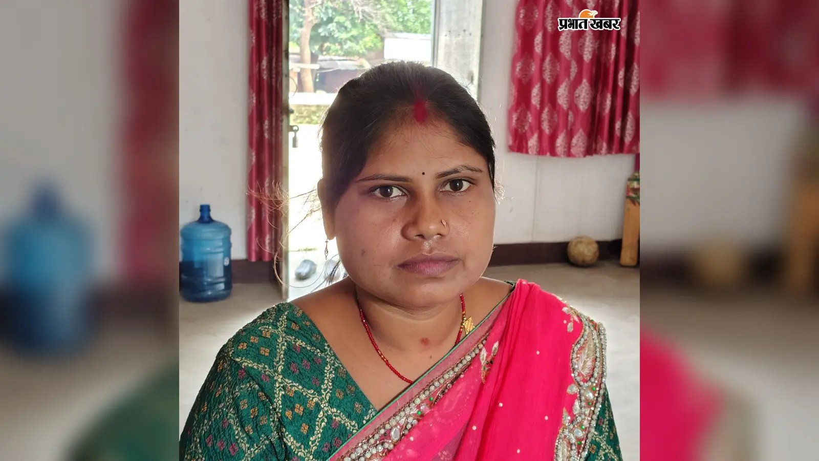 कुजु में बच्चों की राह में नाला बना बाधा, शिक्षकों ने बनाया लकड़ी का पुल