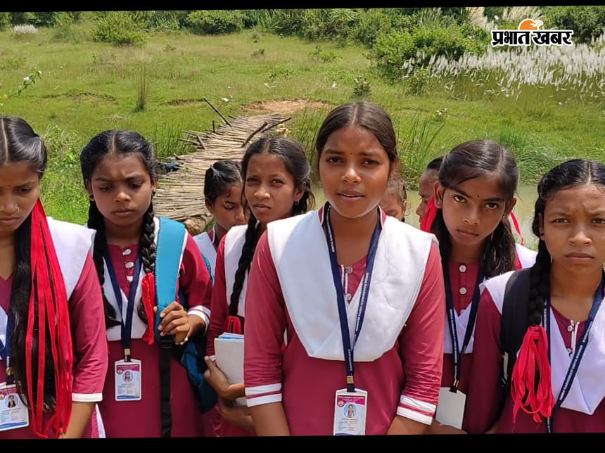 5 कुजू ए: प्रतिक्रिया देतीं स्कूली बच्चियां, | Prabhat Khabar Network