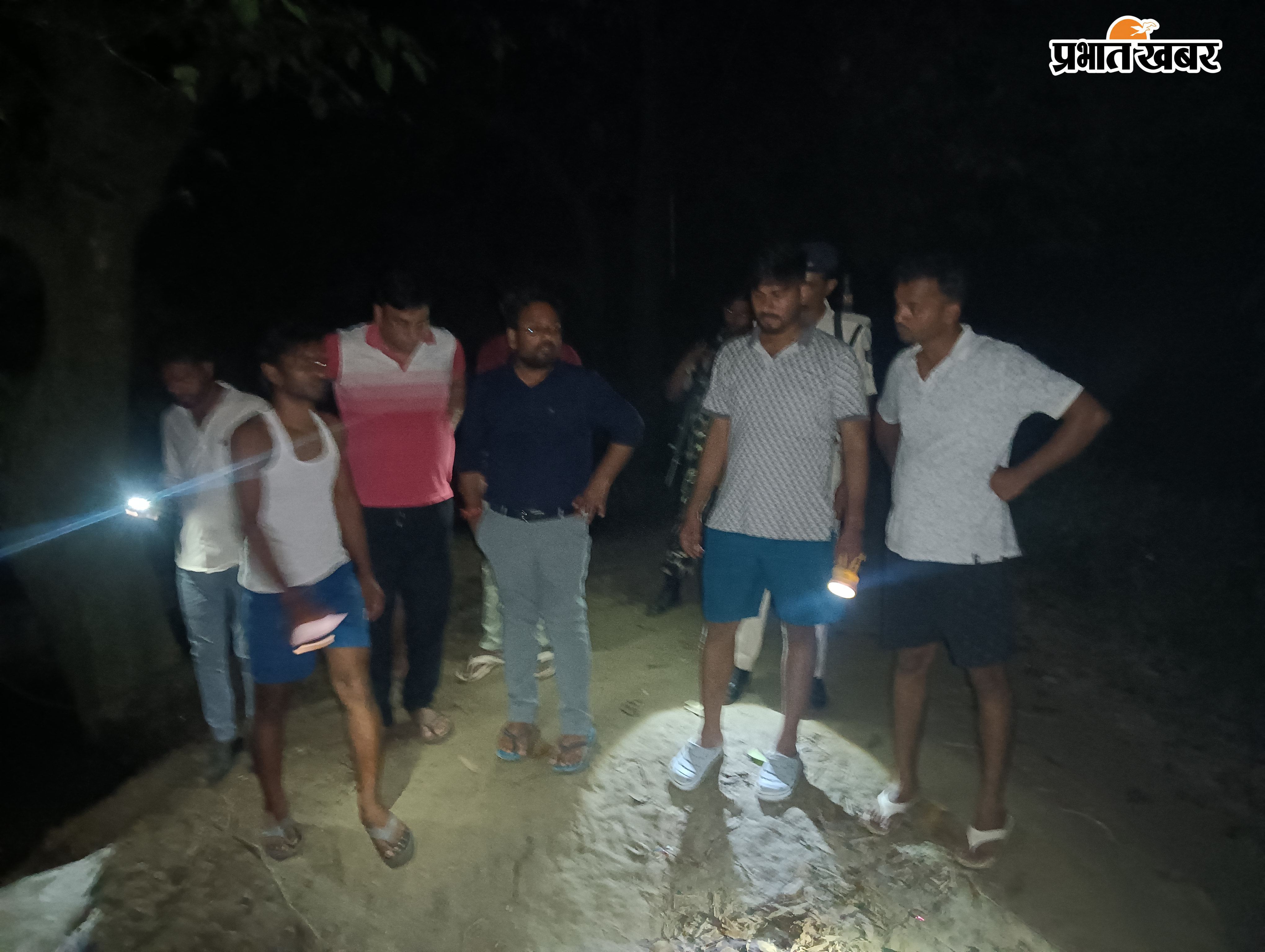   हसनपुर तीनमुहानी स्थित डोवेल बांध में पानी के रिसाव का निरीक्षण करते एसडीओ अंकित कुमार, बीडीओ मुकेश कुमार एवं जलसंसाधन विभाग के अधिकारी. | Prabhat Khabar Network