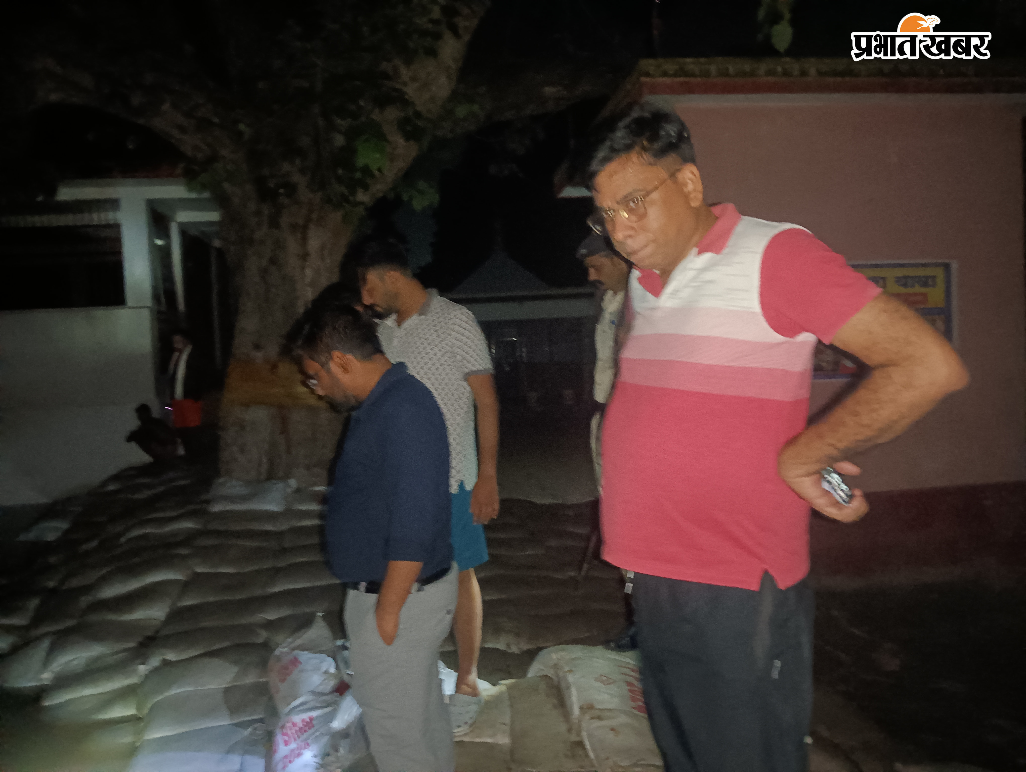   हसनपुर तीनमुहानी स्थित डोवेल बांध में पानी के रिसाव का निरीक्षण करते एसडीओ अंकित कुमार, बीडीओ मुकेश कुमार एवं जलसंसाधन विभाग के अधिकारी. | Prabhat Khabar Network