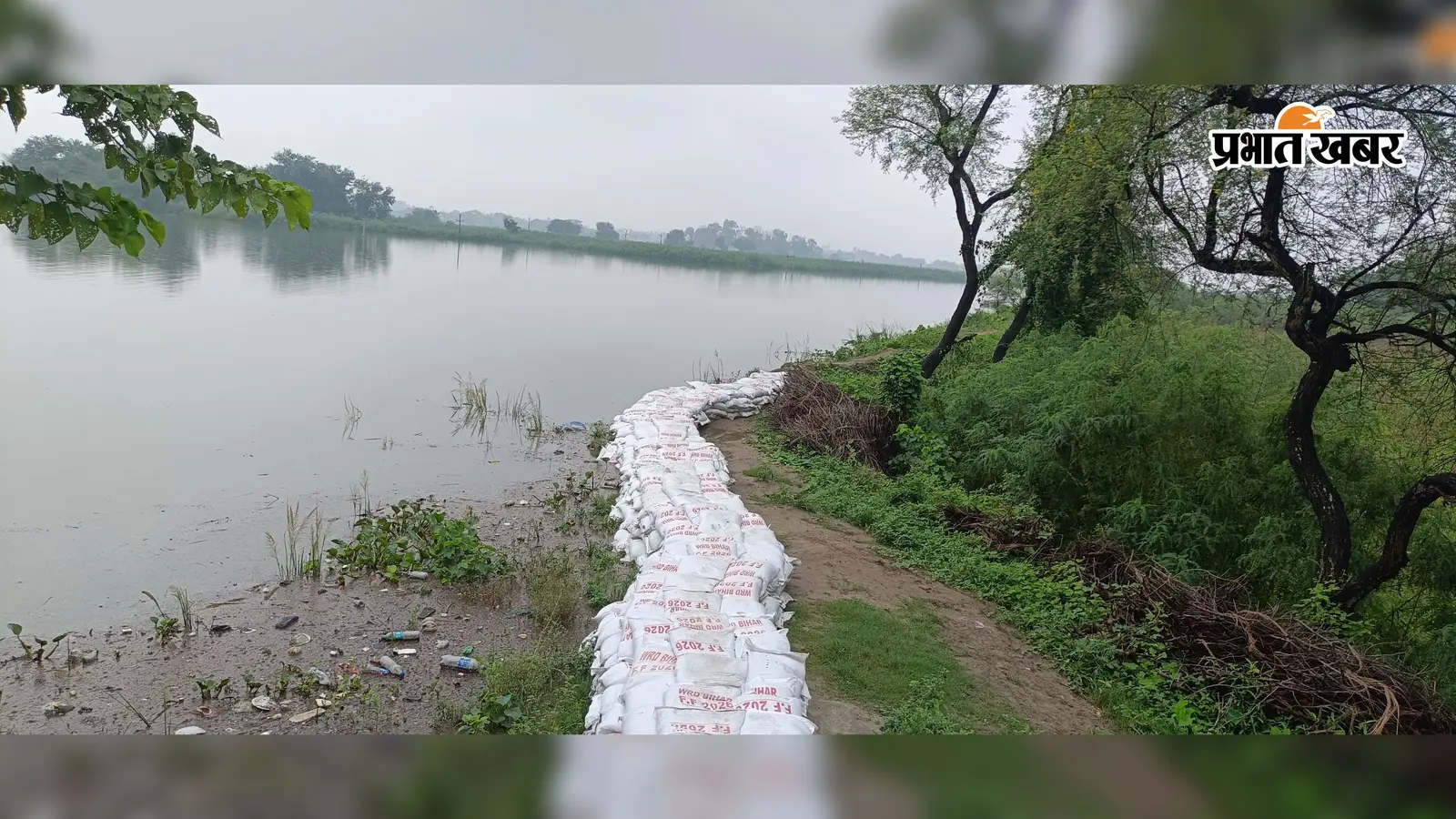 गोपालपुर: 2021 के उच्चतम जलस्तर से सिर्फ 40 सेमी नीचे बची गंगा, 12 घंटे में 20 सेमी का उछाल, ब्रह्मोत्तर बांध से ओवरफ्लो होकर सैदपुर में घुसा पानी