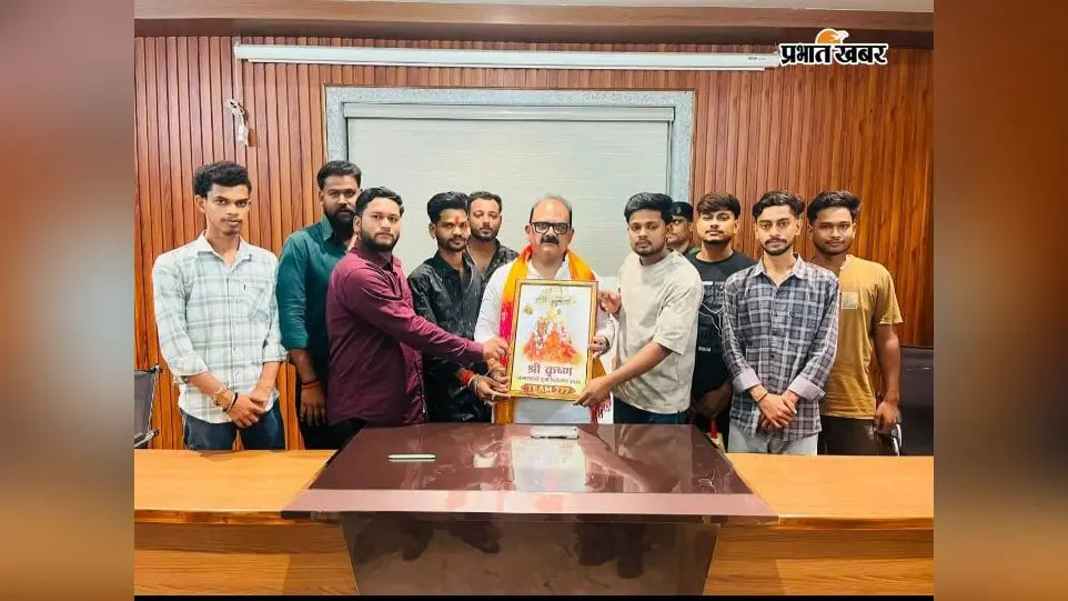 गढ़वा में मटका फोड़ के बाद टीम 777 ने पूर्व मंत्री मिथिलेश ठाकुर से की मुलाकात, किया सम्मानित