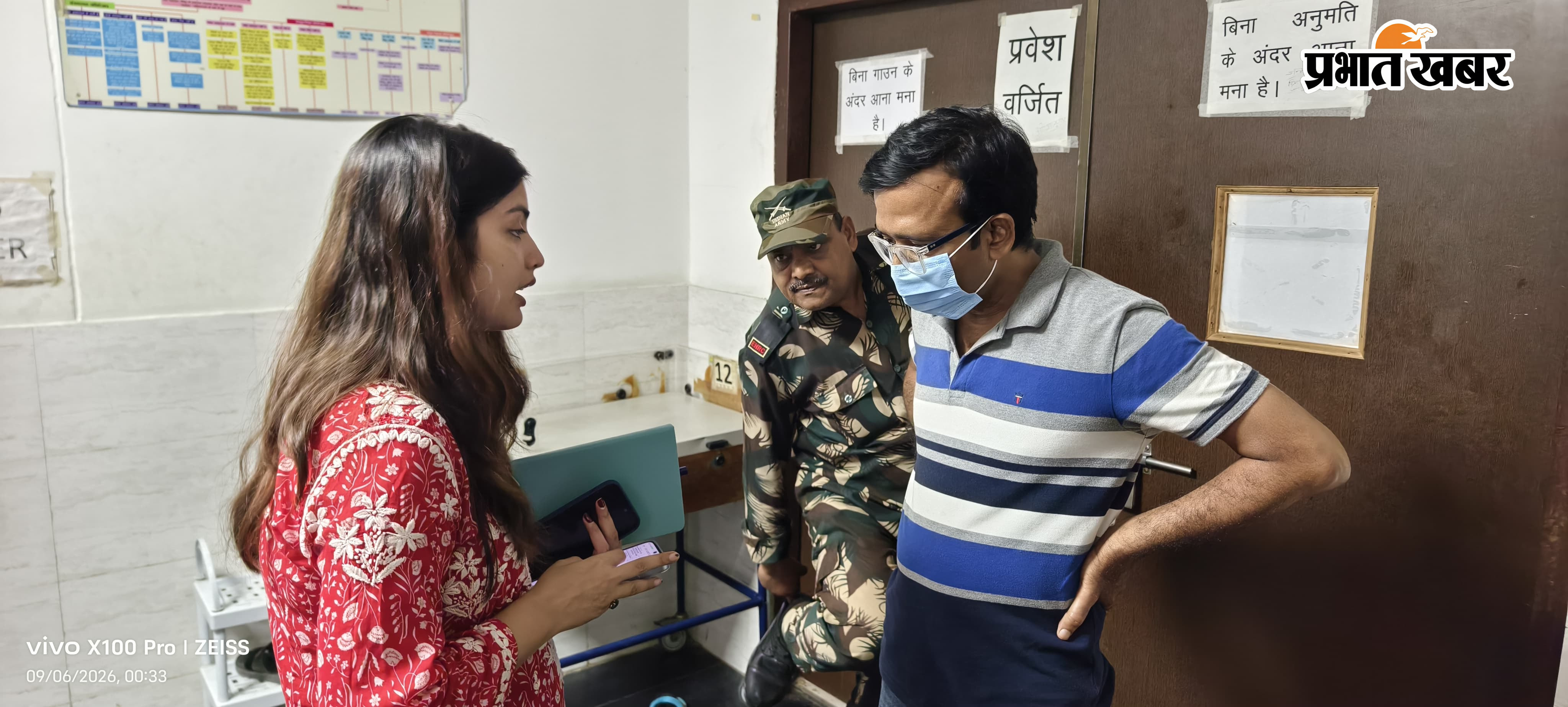 निरीक्षण के दौरान डॉक्टर से स्वास्थ्य सेवा की जानकारी लेती एसडीएम | Prabhat Khabar Network