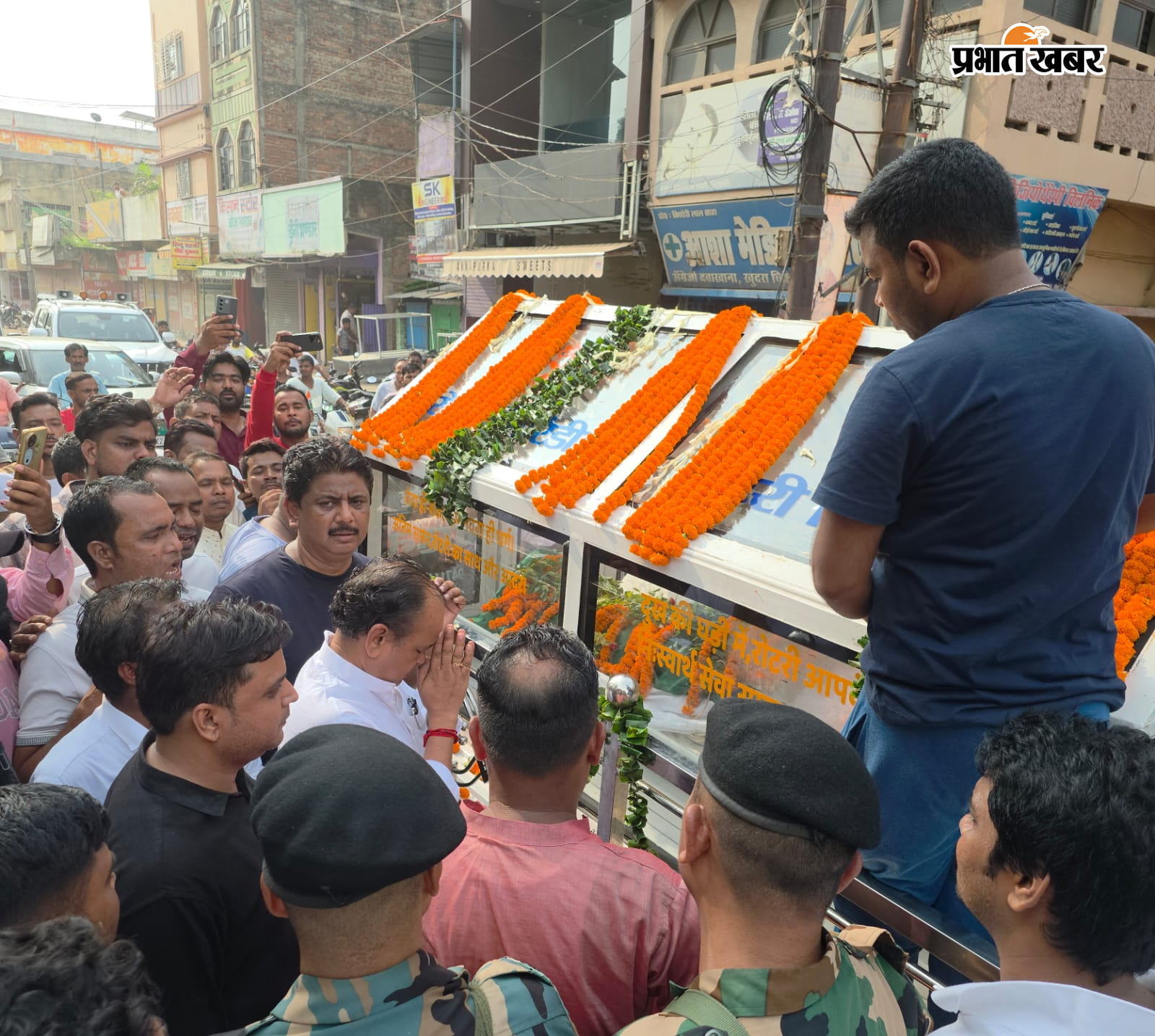 गिरिडीह में मंत्री सुदिव्य कुमार सोनू को श्रद्धांजलि अर्पित करते मंत्री डॉ इरफान अंसारी | Prabhat Khabar Network