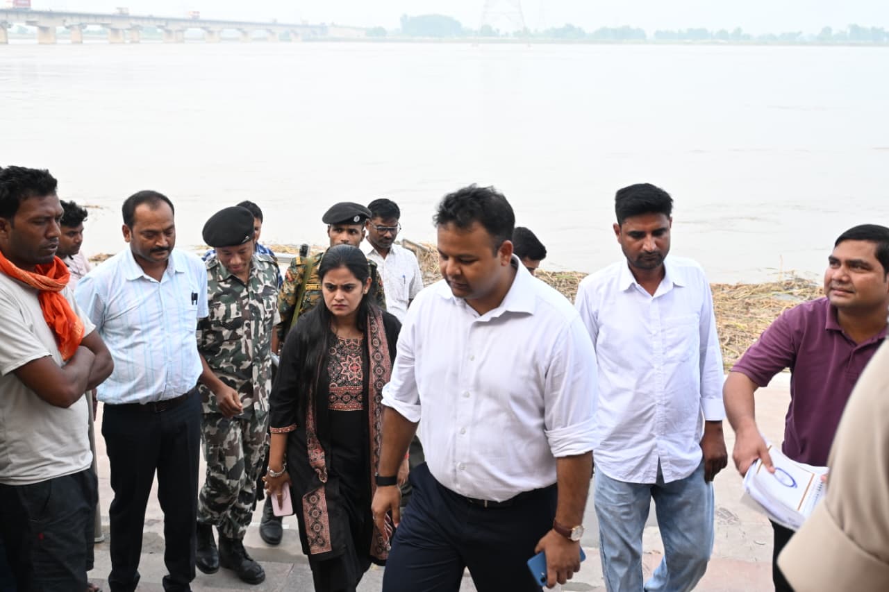 डुमरिया घाट का निरीक्षण करते डीएम सहित अन्य अधिकारी