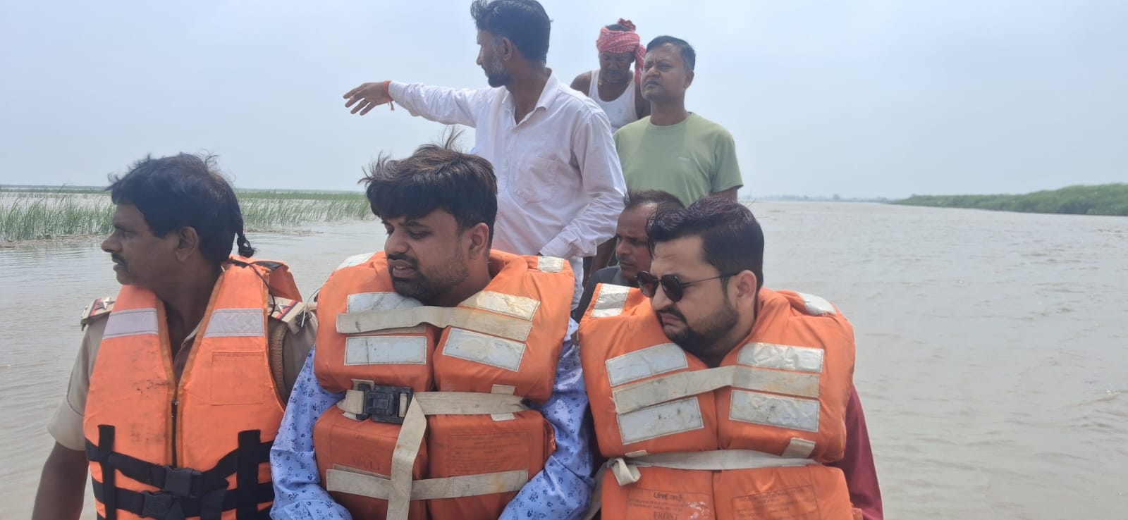 नदी का जलस्तर निरीक्षण करते