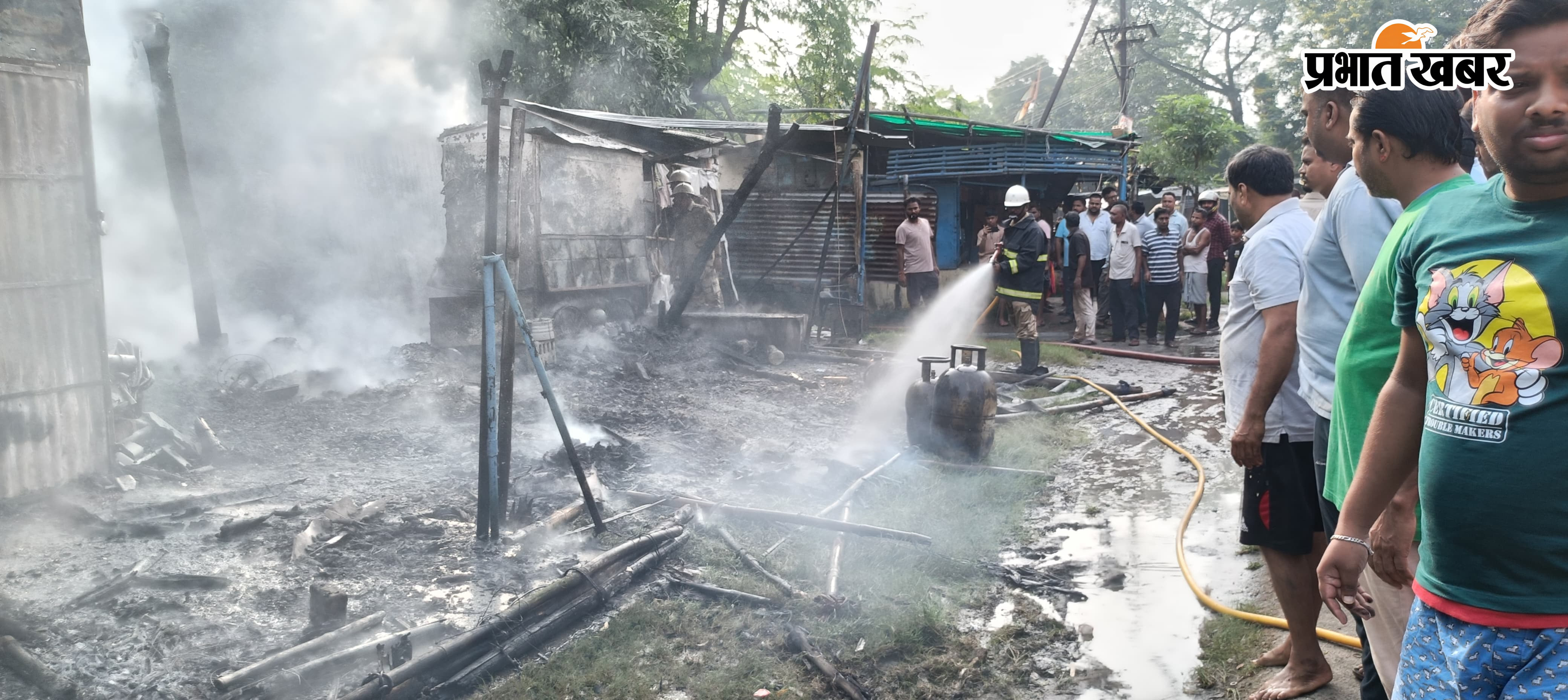 फोटो - आज पर काबू पाते फायर ब्रिगेड के जवान   फोटो - स्थानीय लोग कोशिश में जुटे   फोटो - मोड पर लगी लोगों की भारी भीड़ | Prabhat Khabar Network