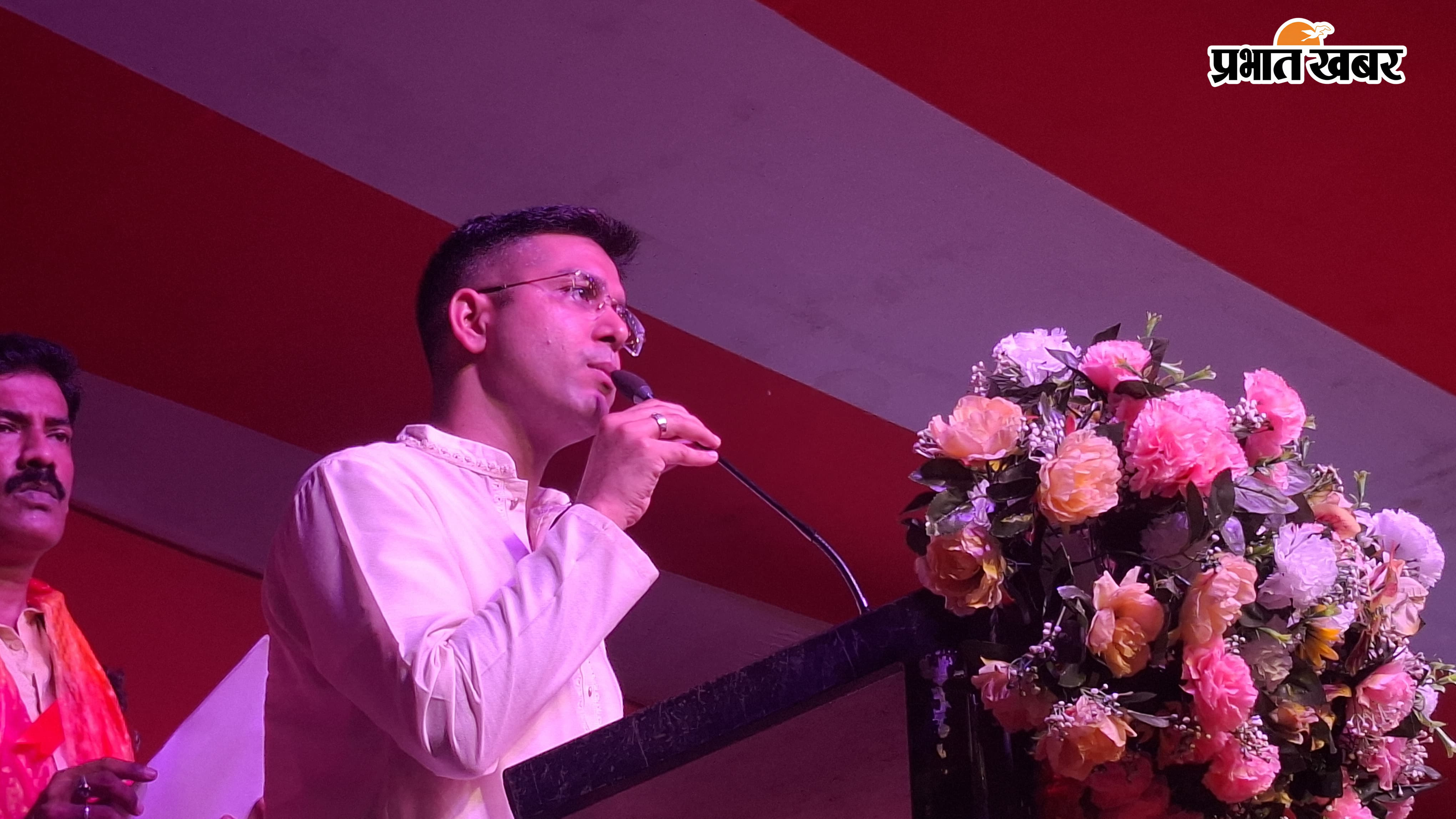 महोत्सव का उदघाटन करते पलामू उपायुक्त, पुलिस अधीक्षक व अन्य अतिथिगण व संबोधन करते डीसी व एसपी | Prabhat Khabar Network