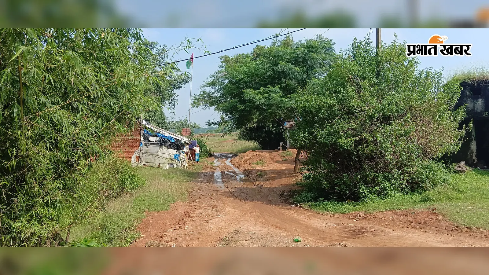 दो पक्षों के विवाद में फंसी बरमसिया की सड़क, कीचड़ से ग्रामीण परेशान