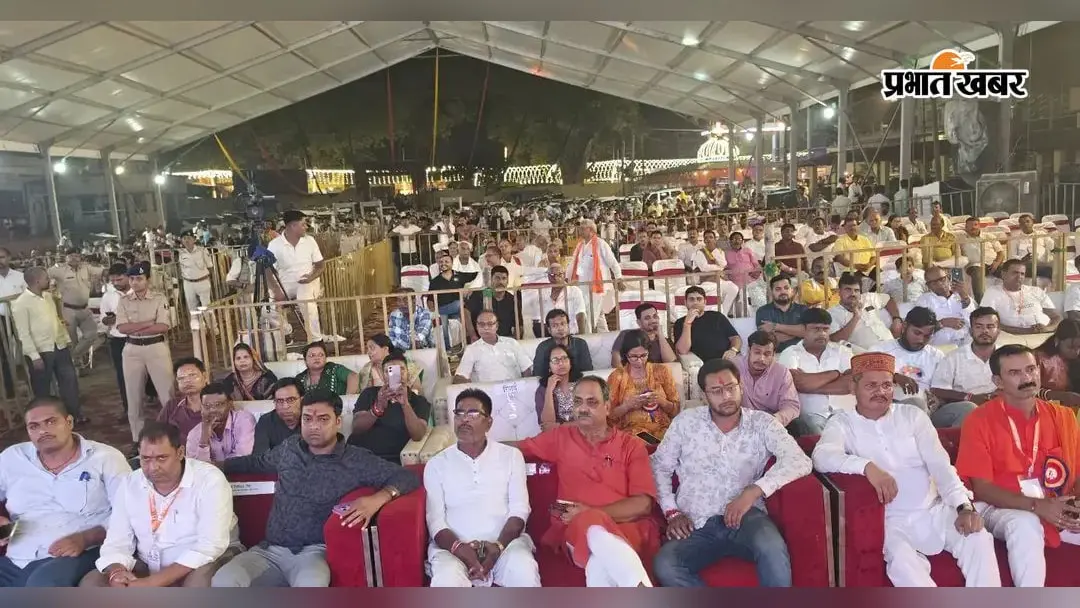 1 सांस्कृतिक कार्यक्रम में उपस्थित श्रोता  2 तेघड़ा शताब्दी महोत्सव में जिला प्रभारी मंत्री को सम्मानित करते हुए डीएम रिची पांडे  3 कार्यक्रम का उदघाटन करते हुए अतिथि | Prabhat Khabar Network