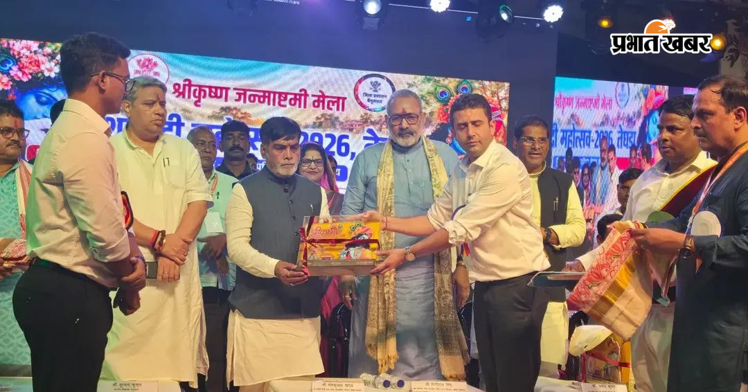 1 सांस्कृतिक कार्यक्रम में उपस्थित श्रोता  2 तेघड़ा शताब्दी महोत्सव में जिला प्रभारी मंत्री को सम्मानित करते हुए डीएम रिची पांडे  3 कार्यक्रम का उदघाटन करते हुए अतिथि | Prabhat Khabar Network