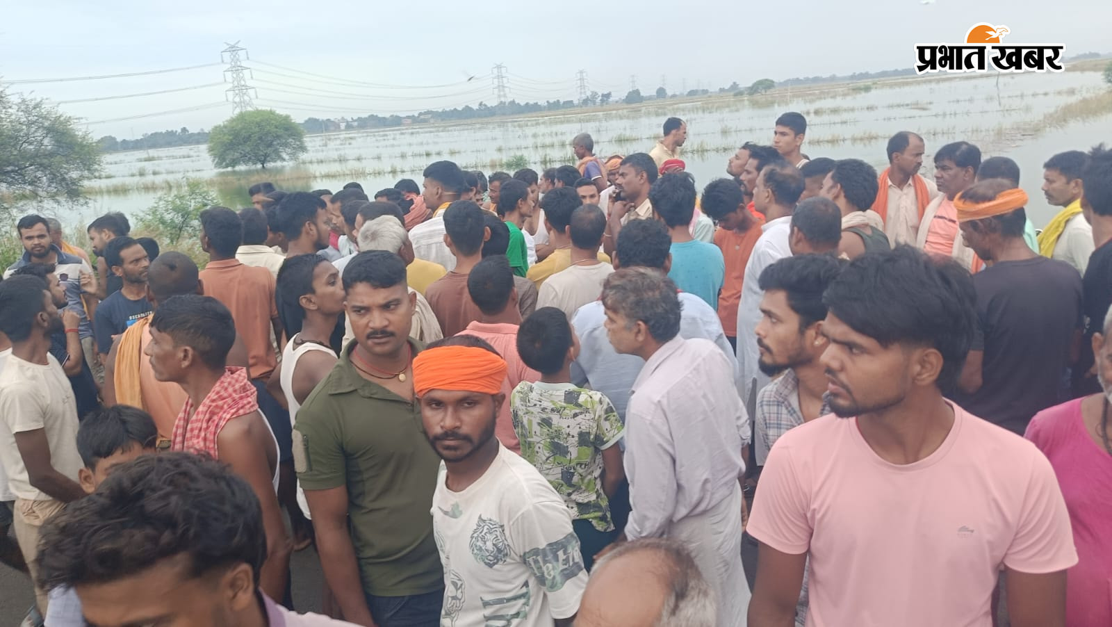 1. शव को खोजती एनडीआरएफ की टीम  2. शाहपुर में हादसे के बाद मिसराइन कुंड पर लगी भीड़ | Prabhat Khabar Network