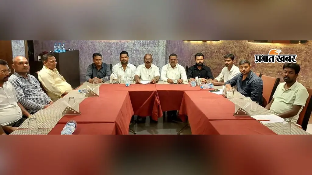 पलामू : युवती की गिरफ्तारी के विरोध में कुशवाहा समाज का हल्ला-बोल, थाना प्रभारी को सस्पेंड करने की मांग