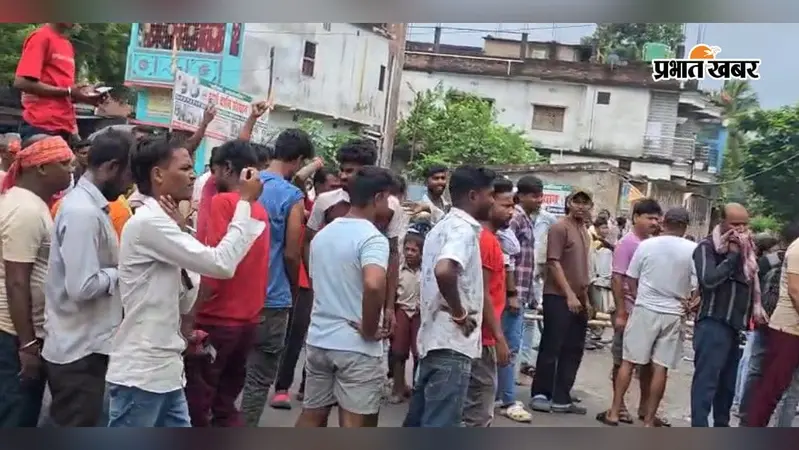 कटिहार: खनका सड़क की बदहाली पर फूटा लोगों का गुस्सा, DS कॉलेज मोड़ पर NH-81 जाम कर जलाए टायर; एंबुलेंस को निकाला