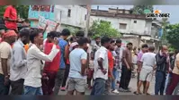कटिहार: खनका सड़क की बदहाली पर फूटा लोगों का गुस्सा, DS कॉलेज मोड़ पर NH-81 जाम कर जलाए टायर; एंबुलेंस को निकाला