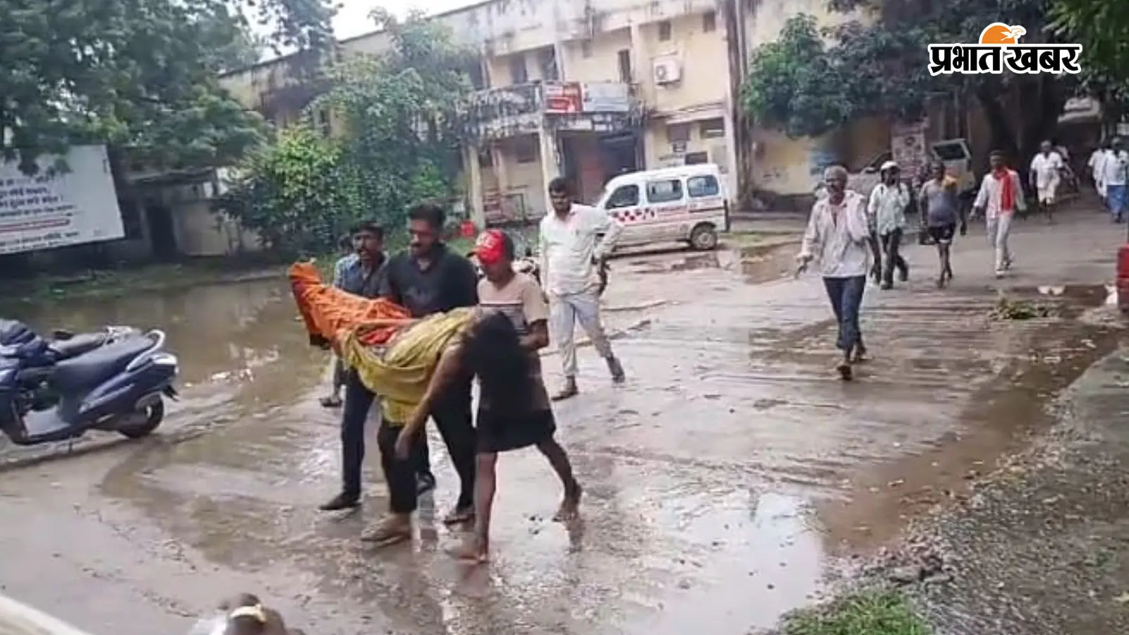 पटना : दानापुर में बाढ़ में महिला की मौत, एंबुलेंस नहीं मिली तो शव गोद में उठाकर अस्पताल पहुंचे परिजन