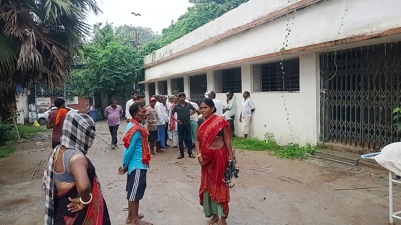 अस्पताल में मौजूद परिजन