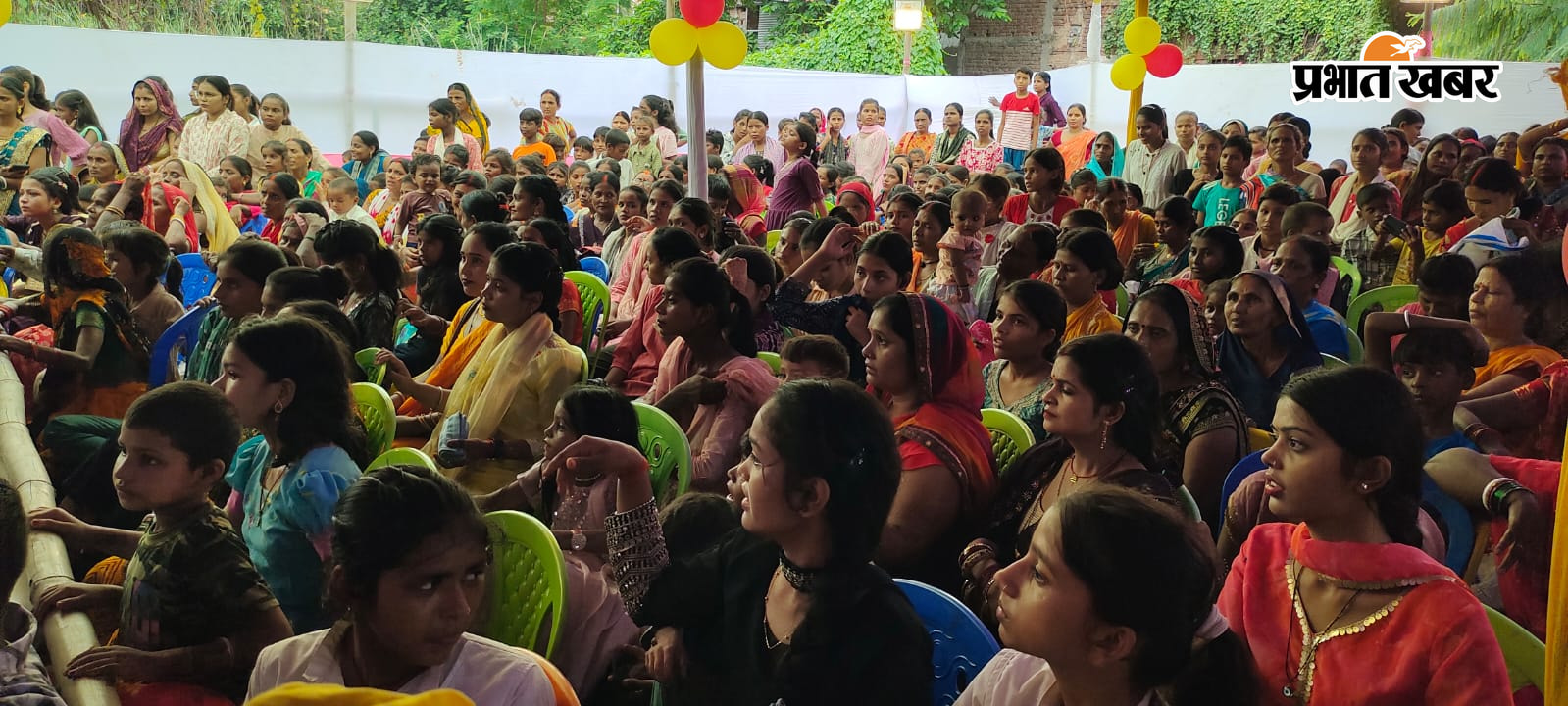 पीरो में आयोजित बाबा गणिनाथ जयंती समारोह में नृत्य पेश करते स्कूली छात्र और कार्यक्रम में मौजूद लोगों की भीड़ | Prabhat Khabar Network