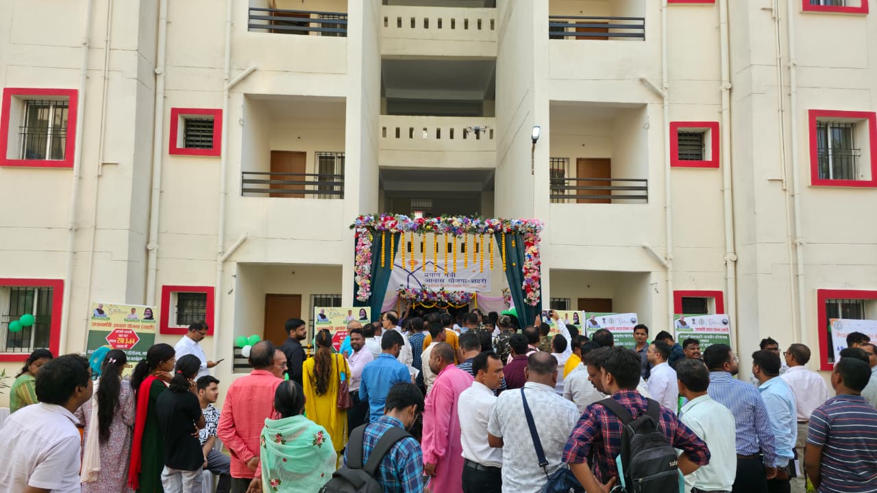 आवास योजना के उद्घाटन समारोह की तस्वीर