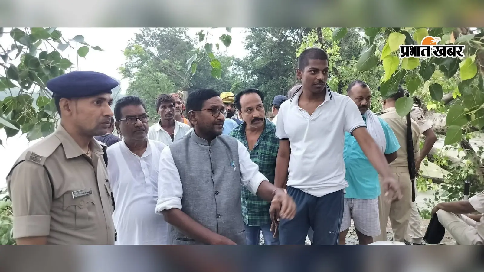 बाढ़ पीड़ितों से मिले पूर्व विधायक डॉ. रामानुज प्रसाद, राहत व्यवस्था का लिया जायजा