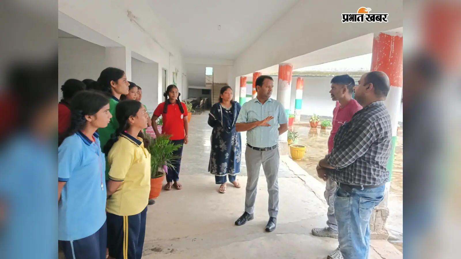 कोडरमा DEO ने सतगावां कस्तूरबा विद्यालय का किया निरीक्षण, छात्राओं से परीक्षा की तैयारी पर की बात