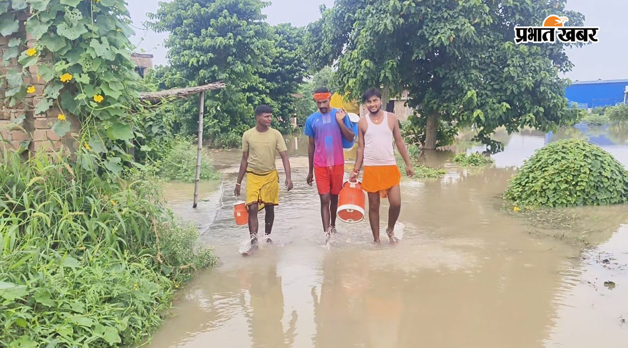 1 बाढ़ के पानी के बीच नाव पकड़ने जाते हुए स्थानीय लोग 2 शाम्हो में जलमग्न गंगा की पानी और चलती हुई नाव 3 शाम्हो दियरा के सड़कों पर फैला गंगा का पानी 4 बाढ़ के पानी से होकर चलते हुए ग्रामीण | Prabhat Khabar Network
