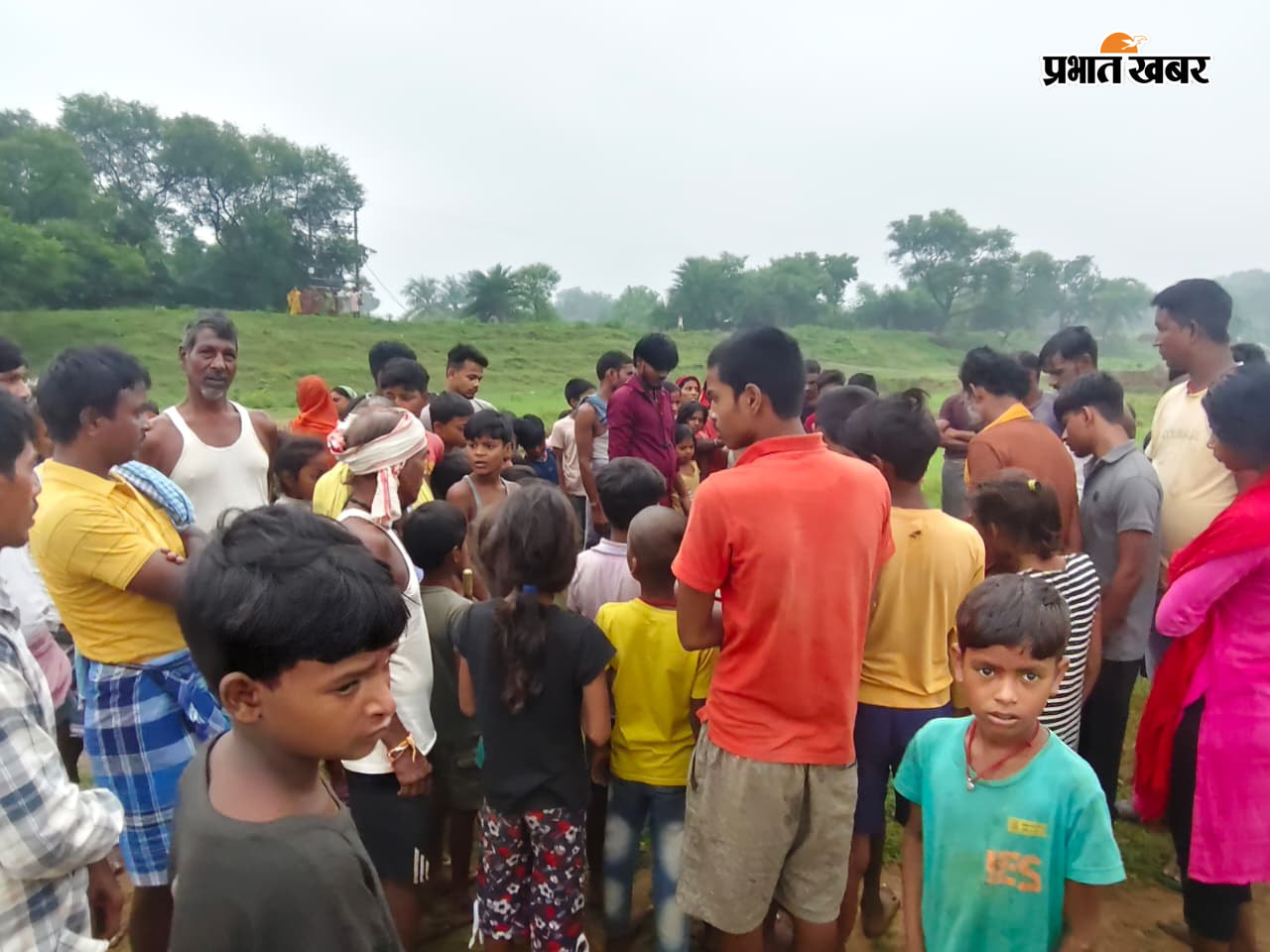 भीड़ की स्थति शव के पास लोग | Prabhat Khabar Network
