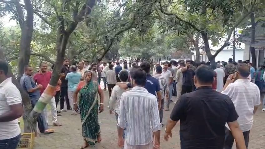 मंत्री आवास के बाहर अपने प्रिय नेता के दर्शन को उमड़े लोग