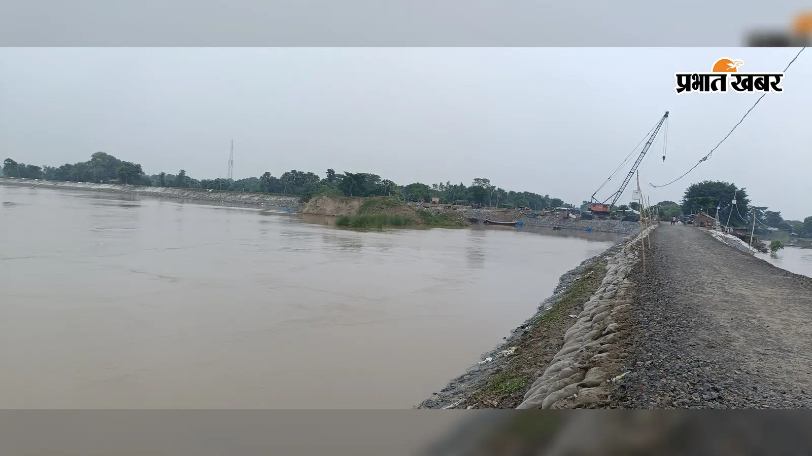 भागलपुर में खतरे के निशान से 1.84 मीटर ऊपर बह रही गंगा: सर्वोच्च बाढ़ स्तर से महज 6 सेमी दूर, इंजीनियरों की टीम अलर्ट
