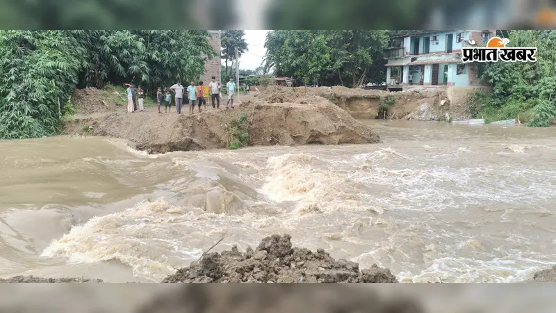 तेज धार में दूसरी बार बहा महाने नदी का डायवर्सन, टेटिया बंबर के दर्जनों गांवों का प्रखंड मुख्यालय से संपर्क टूटा