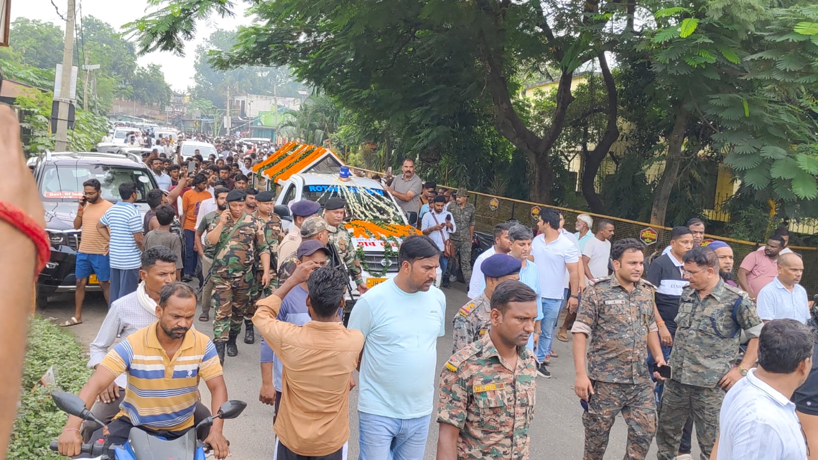 सुदिव्य सोनू के पार्थिव शरीर को नगर भ्रमण कराते हुए