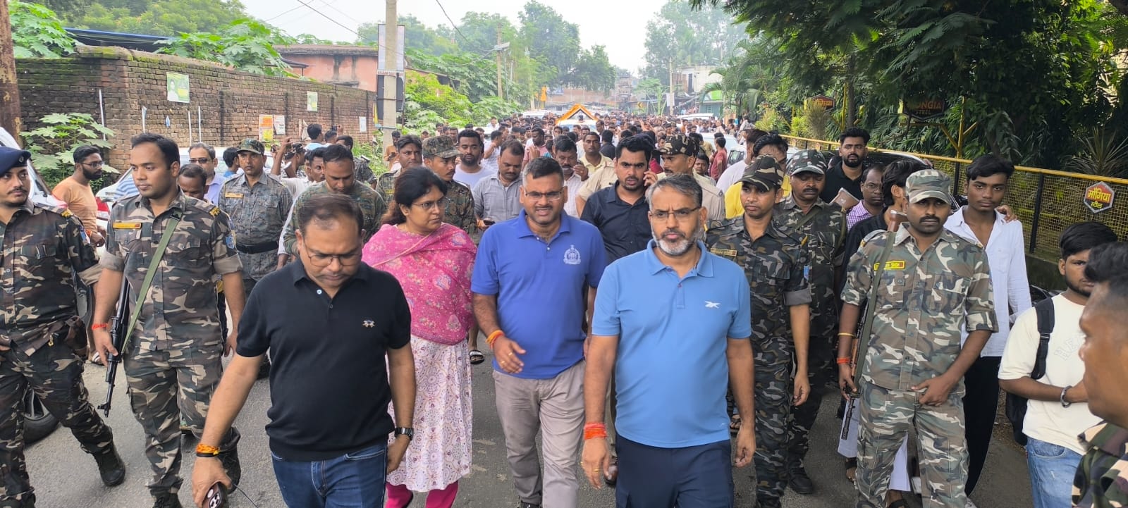 नगर भ्रमण के दौरन गिरिडीह डीसी और एसएसपी