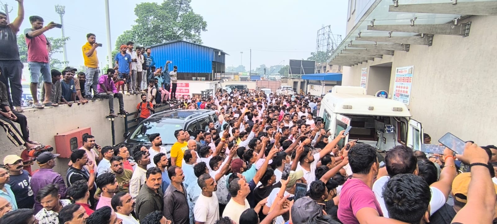 पार्थिव शरीर के दर्शन को अस्पताल में जनसैलाब