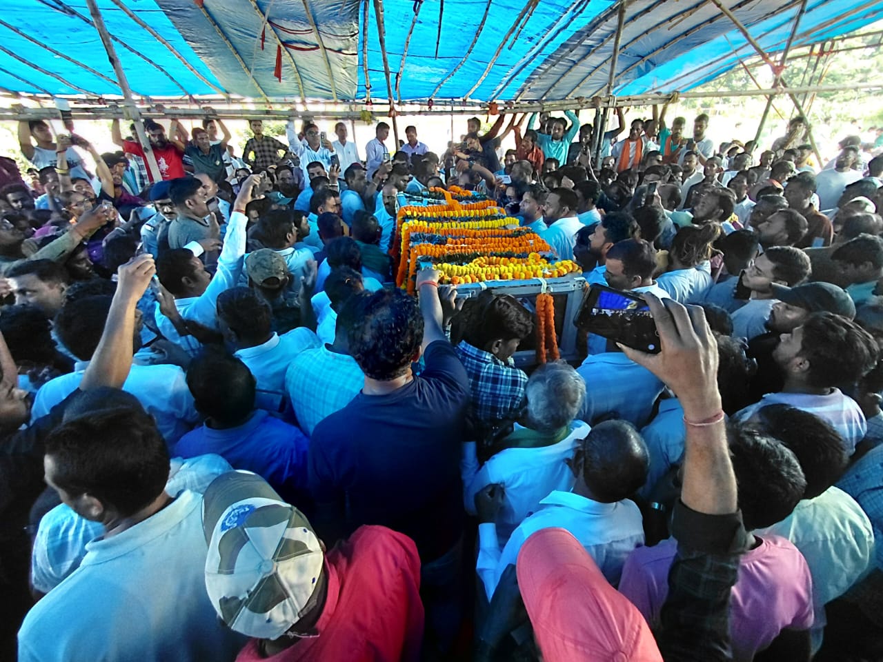 गिरिडीह के जेएमएम पार्टी कार्यालय में अंतिम दर्शन को मौजुद समर्थक
