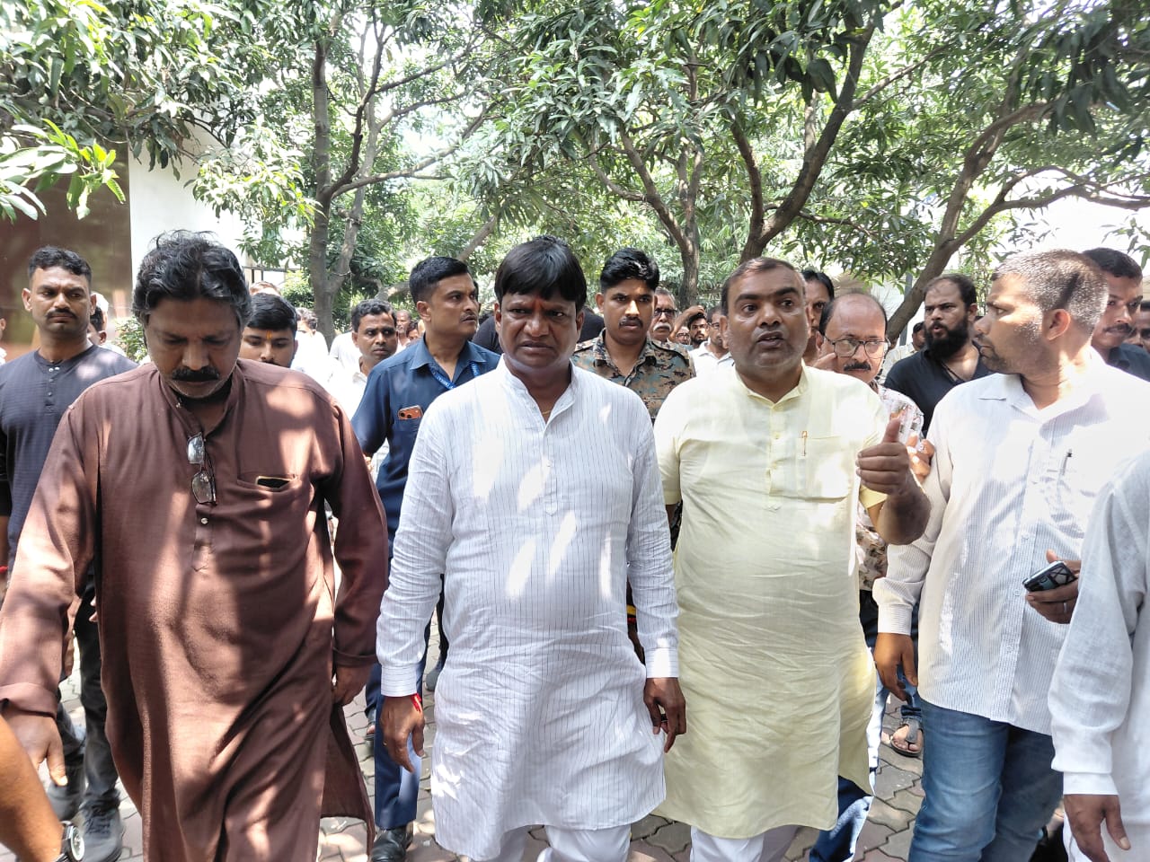 आवास पहुंचे धनबाद सांसद ढुल्लू महतो